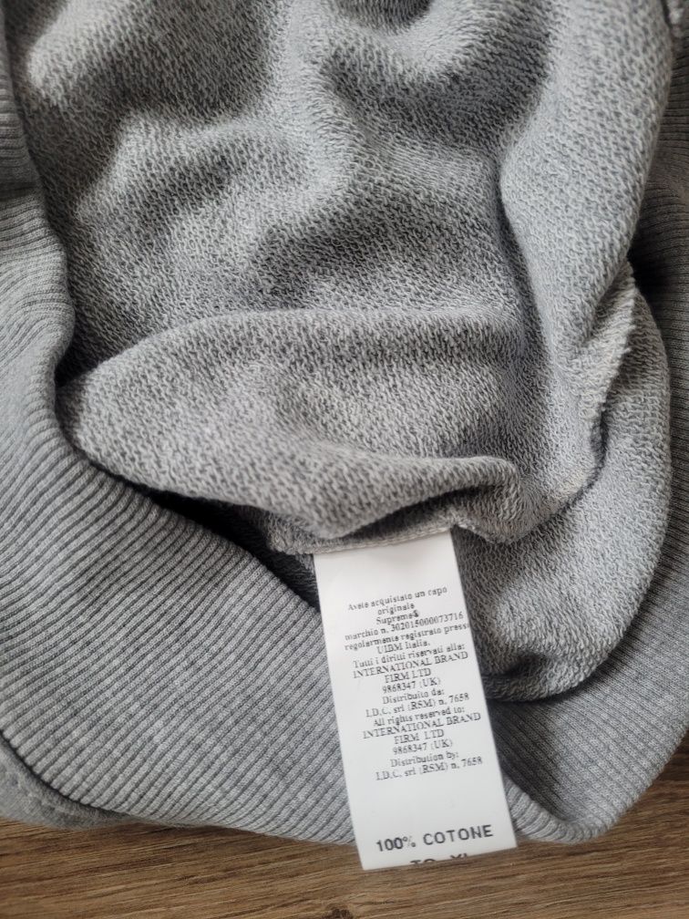 Szara bluza z napisem supreme