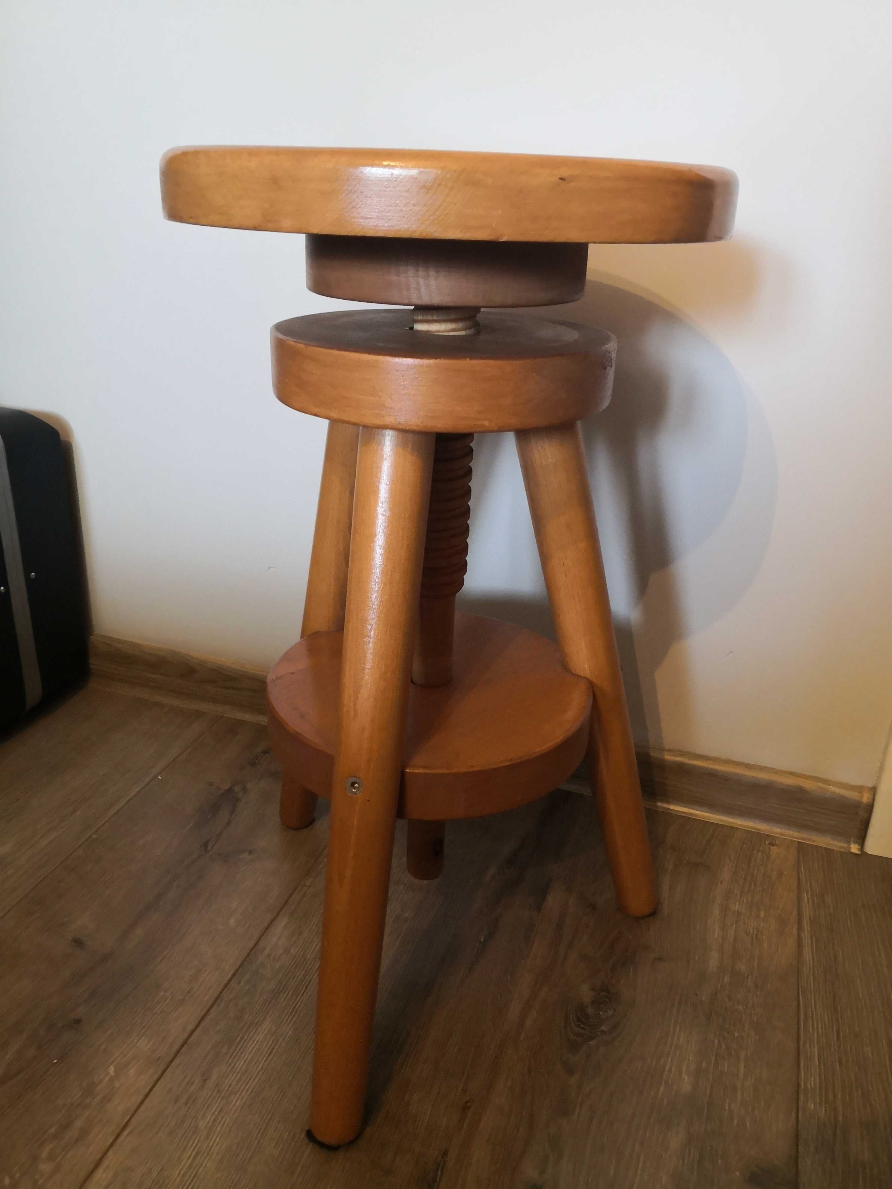 Drewniany taboret obrotowy