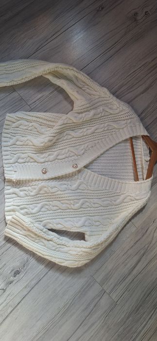 Biały elegancki sweterek jesienny