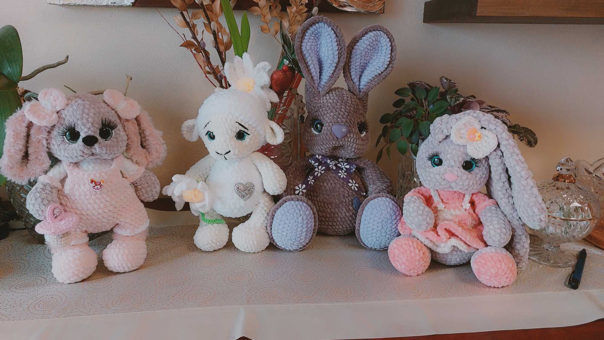 Bonecas amigurumi feitos à mão.
