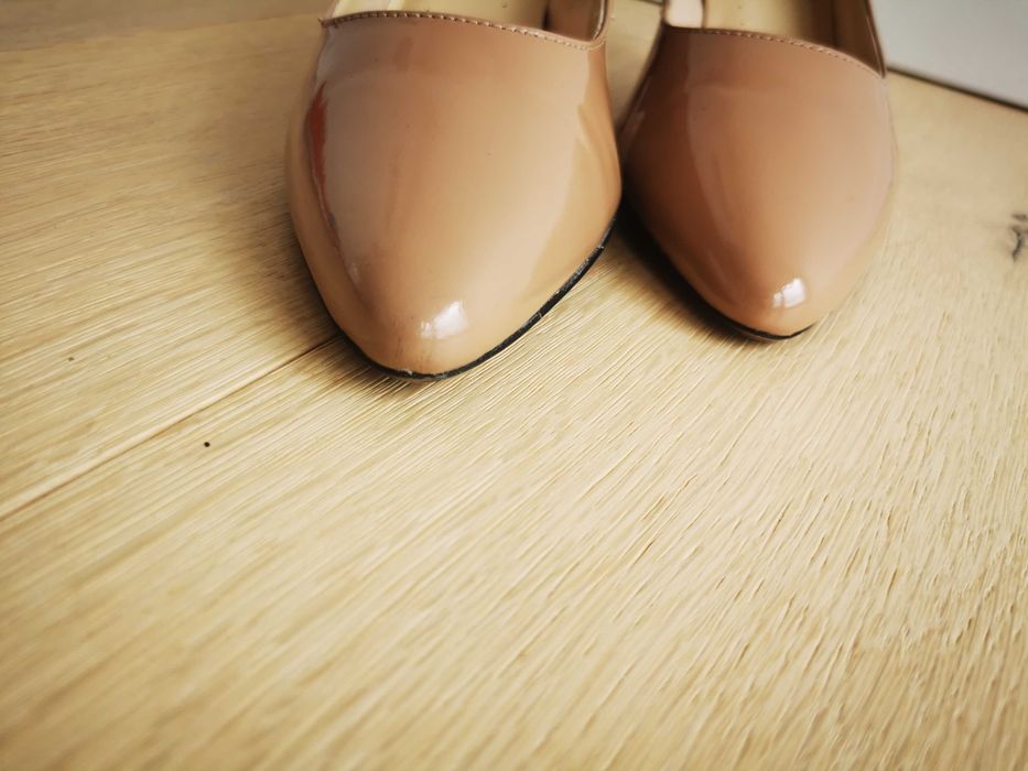 Czółenka lakierowane nude/beżowe Clarks, r.40