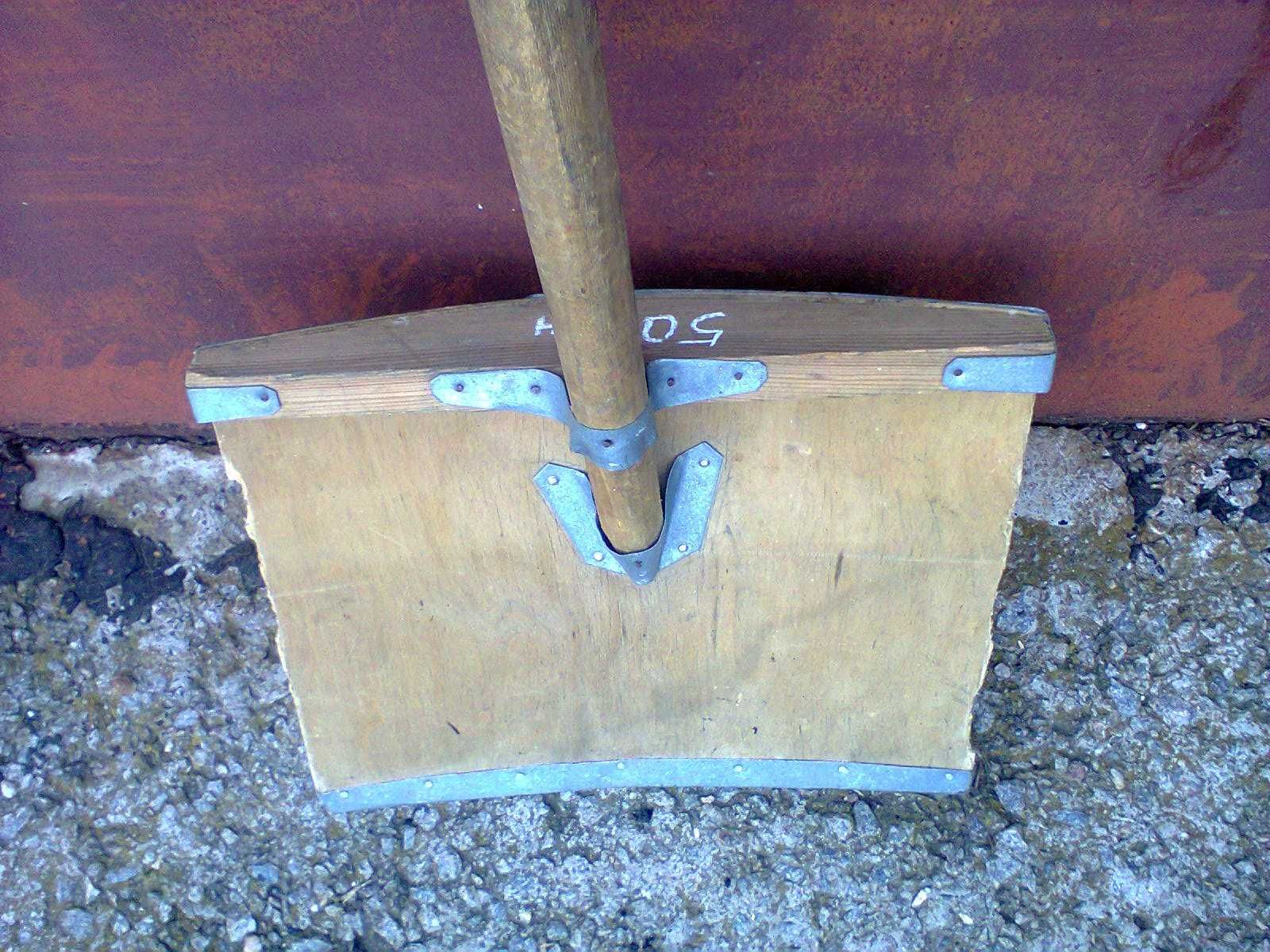 Лопата для уборки снега /деревянная/