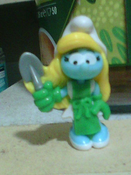 figura boneca smurfette jardineira 4cms pintada a mao