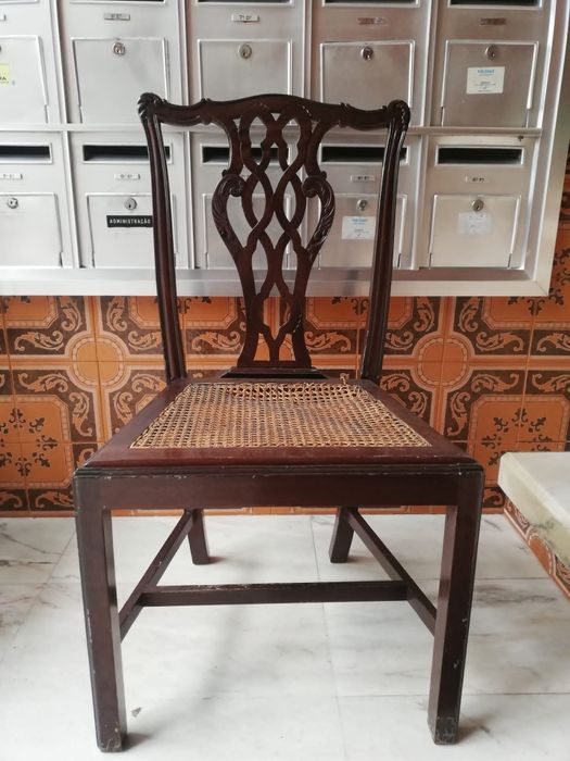 4 cadeiras e 2 cadeiroes em mogno com o assento em palhinha