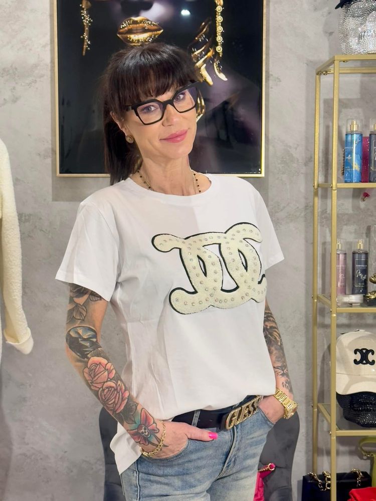 T-Shirt z naszywka bogato zdobiona