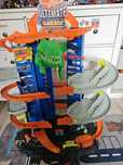 Garaż hot wheels dino dinozaur