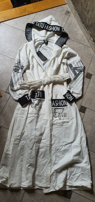 Tatu oryginalna narzutka płaszcz biały pasek zdobienia cyrkonie kaptur