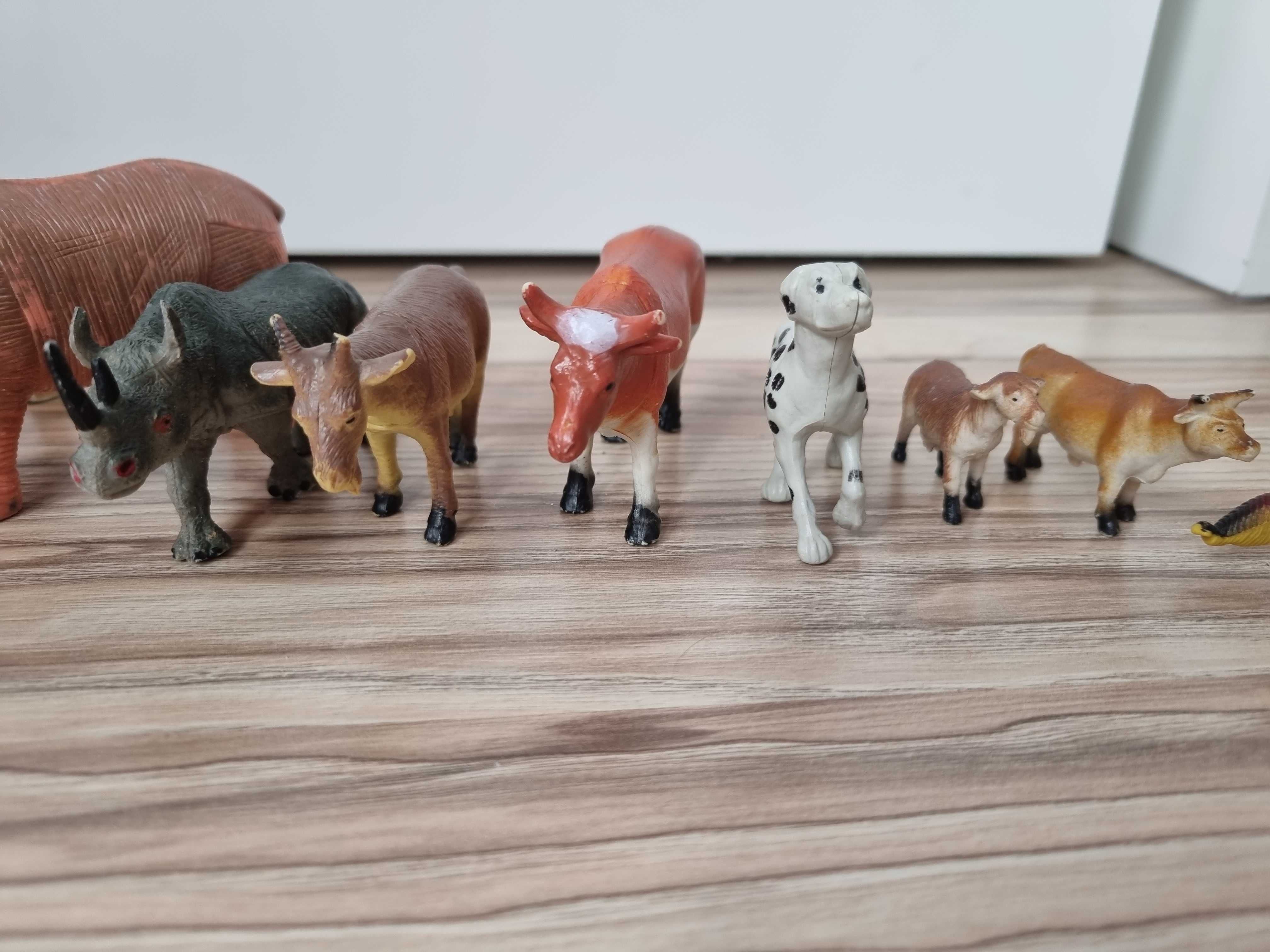 10 sztuk Figurki Zwierzęta Domowe Farmerskie Afryki Pies Pszczoła Krow