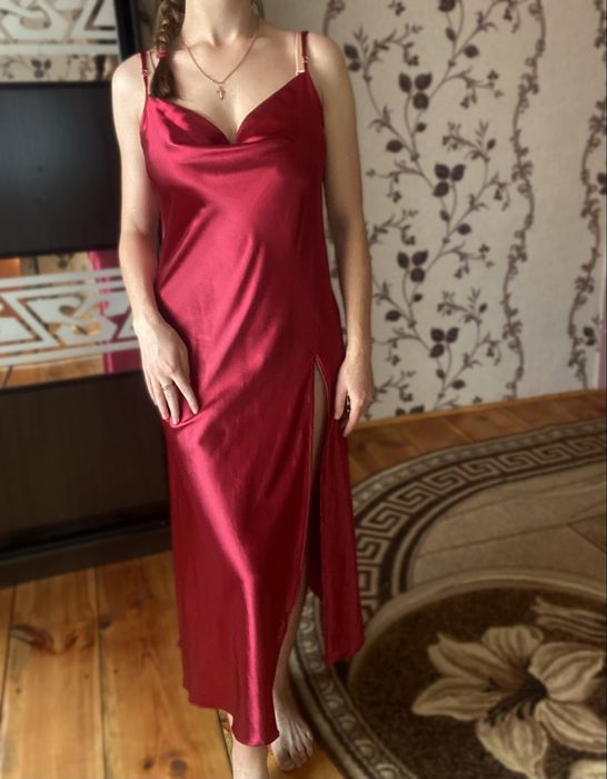 Нічна сорочка з V-подібним вирізом