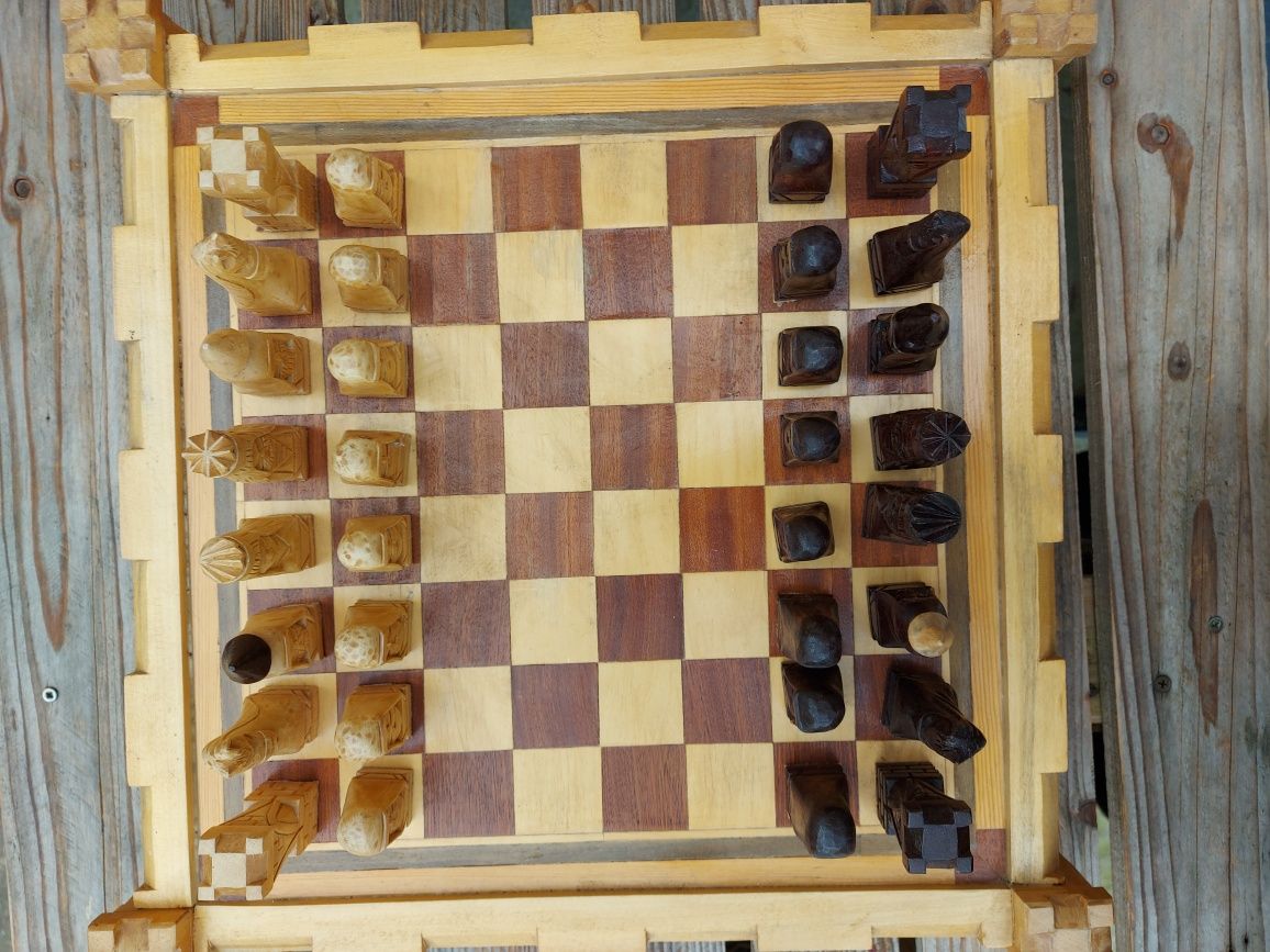 Duże rzeźbione szachy 45 cm