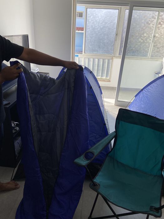 2 tendas de acampamento, 2 sacos cama e 2 tapetes de yoga