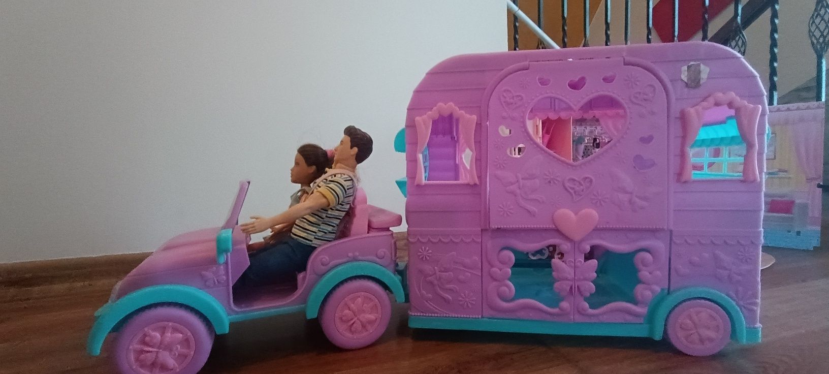 Zestaw Barbie samochód i szafa