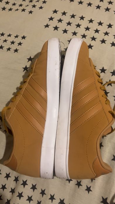 Musztardowe buty adidas