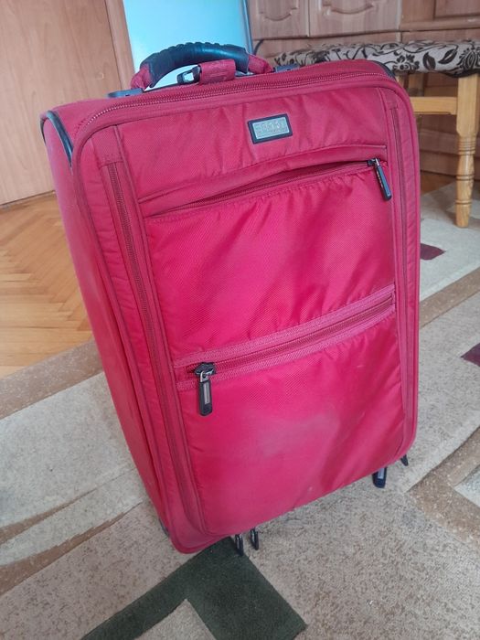 Невелика валіза на колесах
