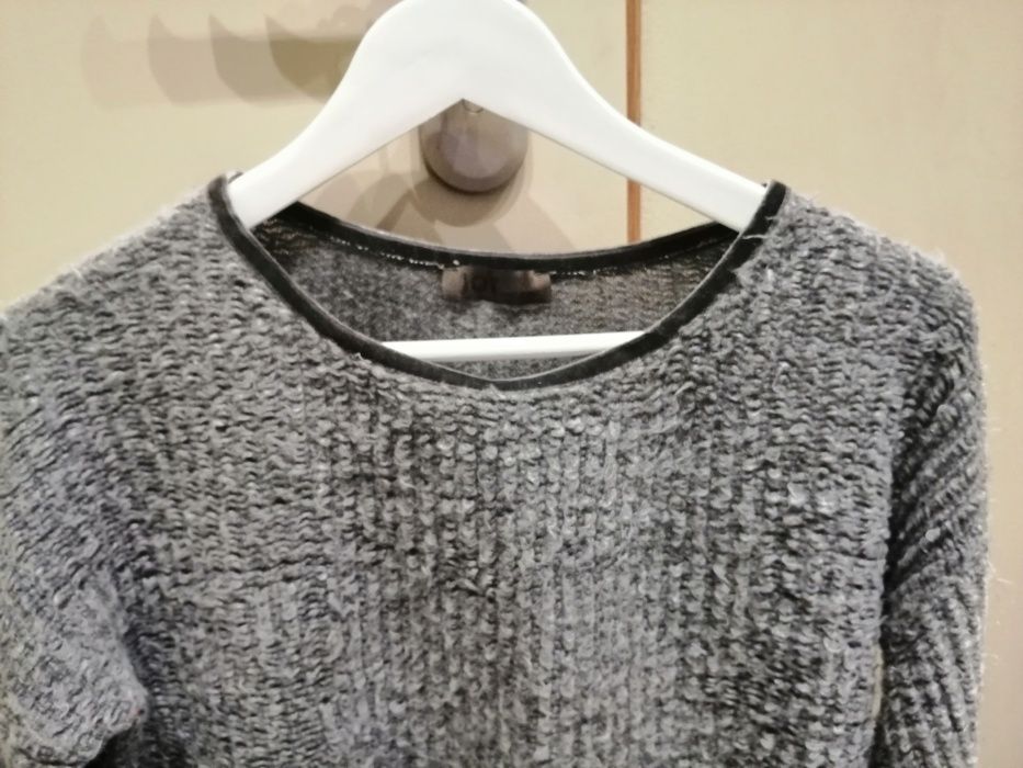 długi włoski sweter, z szerokimi rękawami