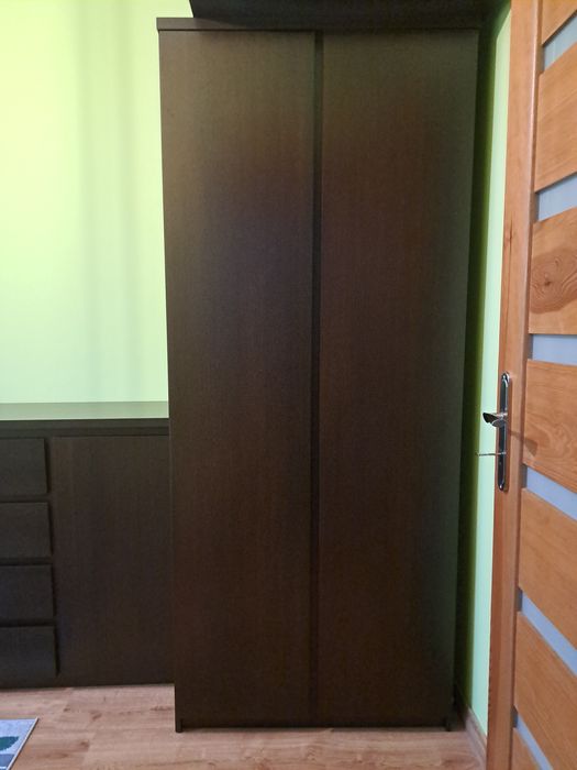 Duza szafa z drążkiem i półkami