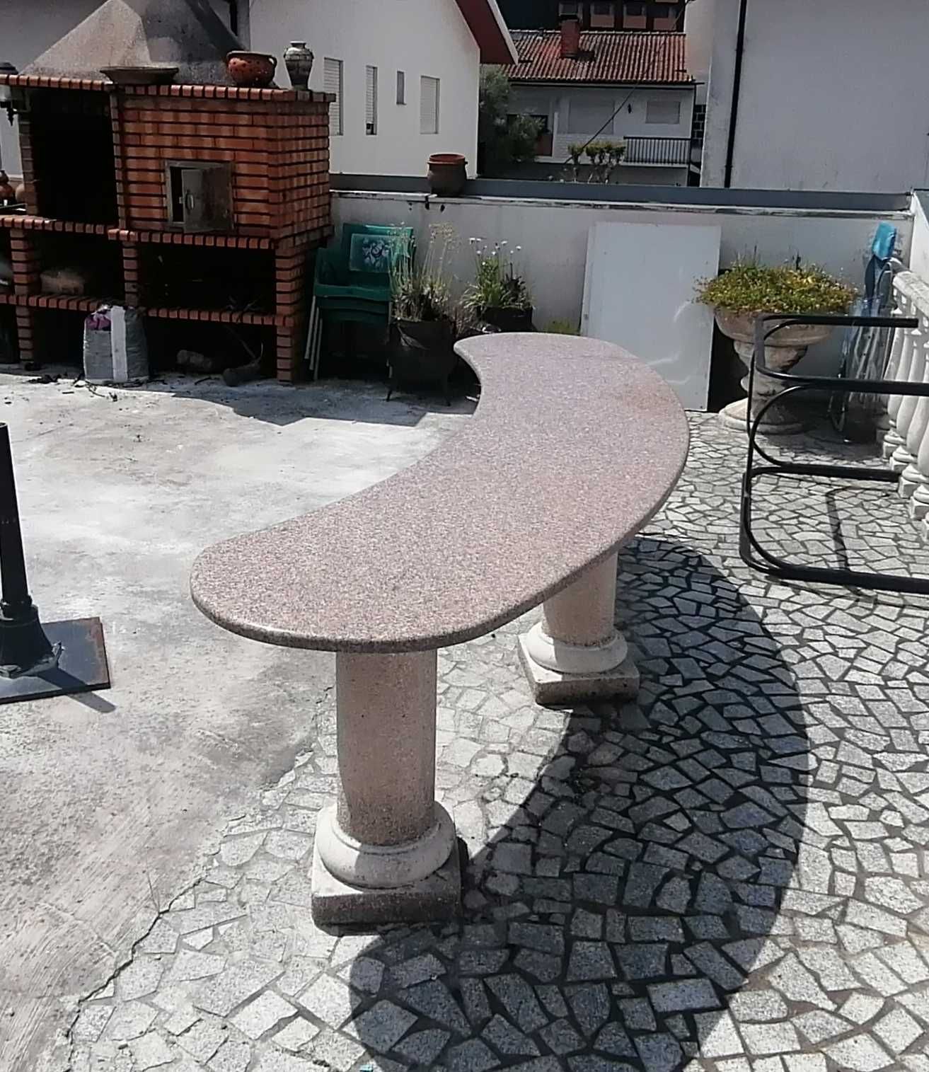 Mesa /balcão  meia lua em granito