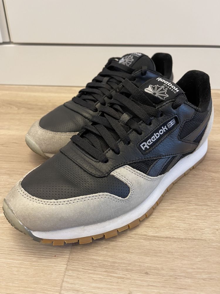 Tenis Reebok pretos e cinza