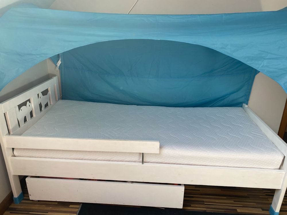 Łóżko dziecięce IKEA z materacem i ochraniaczem