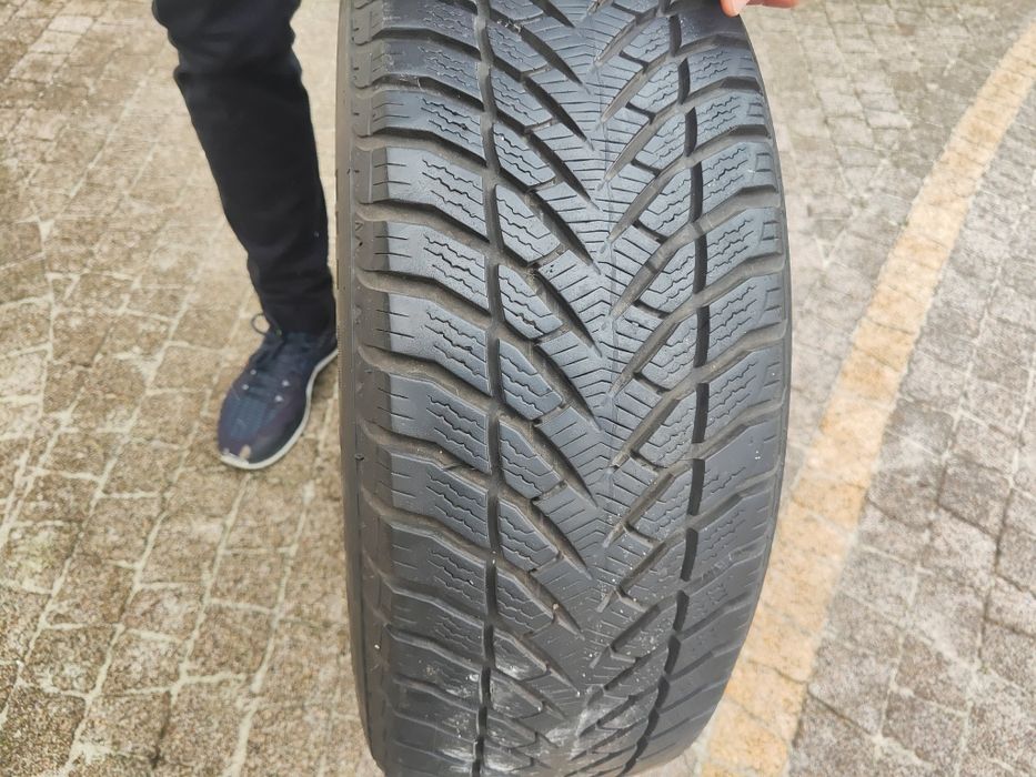 Opony zimowe 235/60r18 GOOD YEAR 4 sztuki