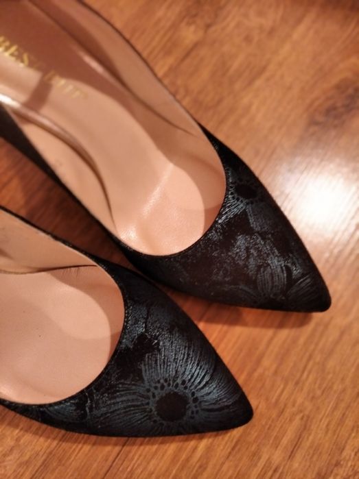 Piękne transparentne szpilki