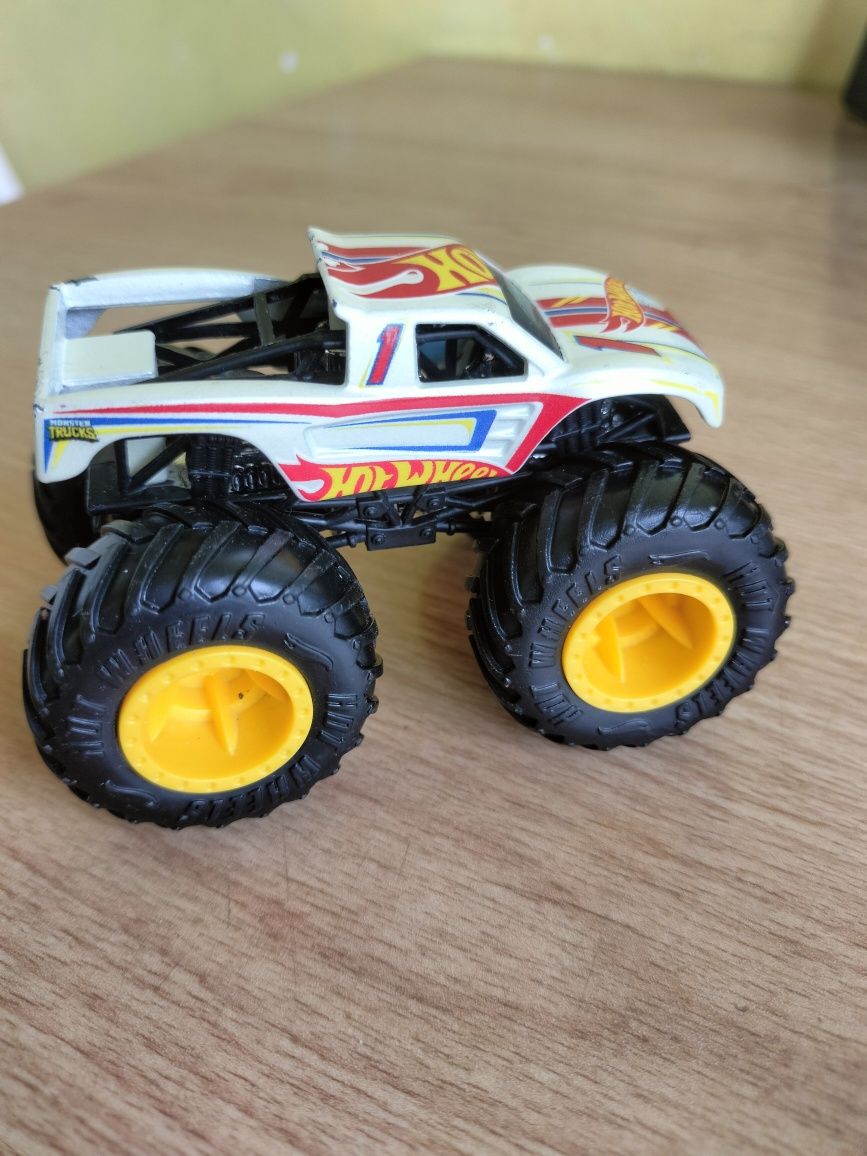 Машинка Hot wheels