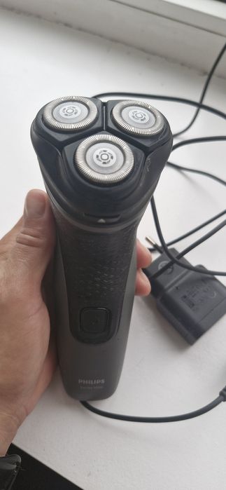 Продам електро бритву Philips.