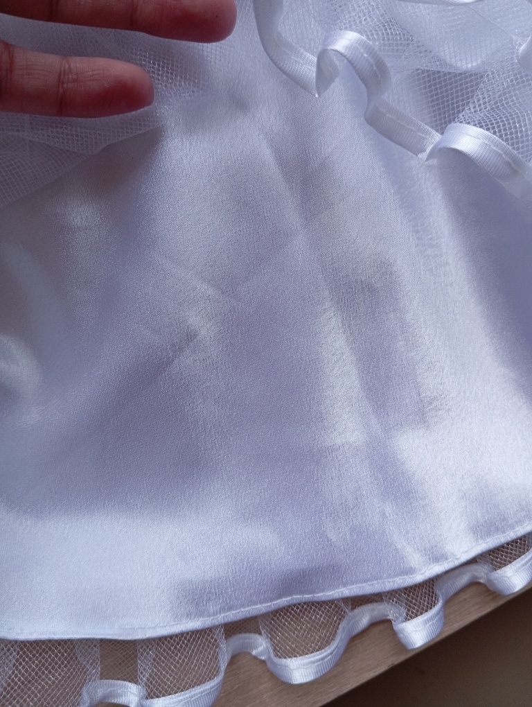 Белое атласное платье с фатином