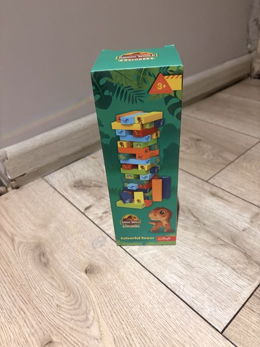 Kolorowa wieża trefl park jurajski