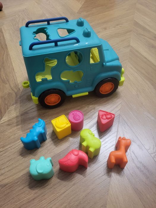 B. Toys Ciężarówka Ratunkowa Safari autko sorter kształtów z klockami