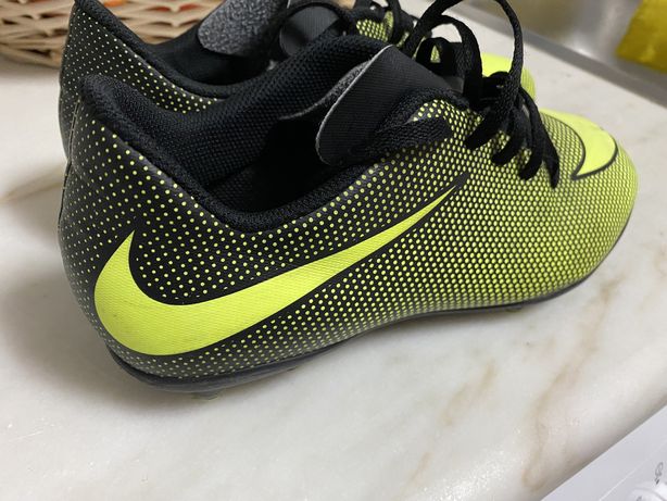 Chuteiras Nike 38,5 pretas e amarelas