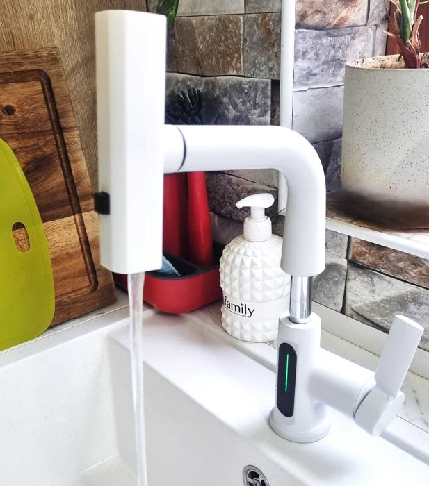 Bateria biała stojąca z wyświet. temp wyciągana wylewka,3 tryby strumi