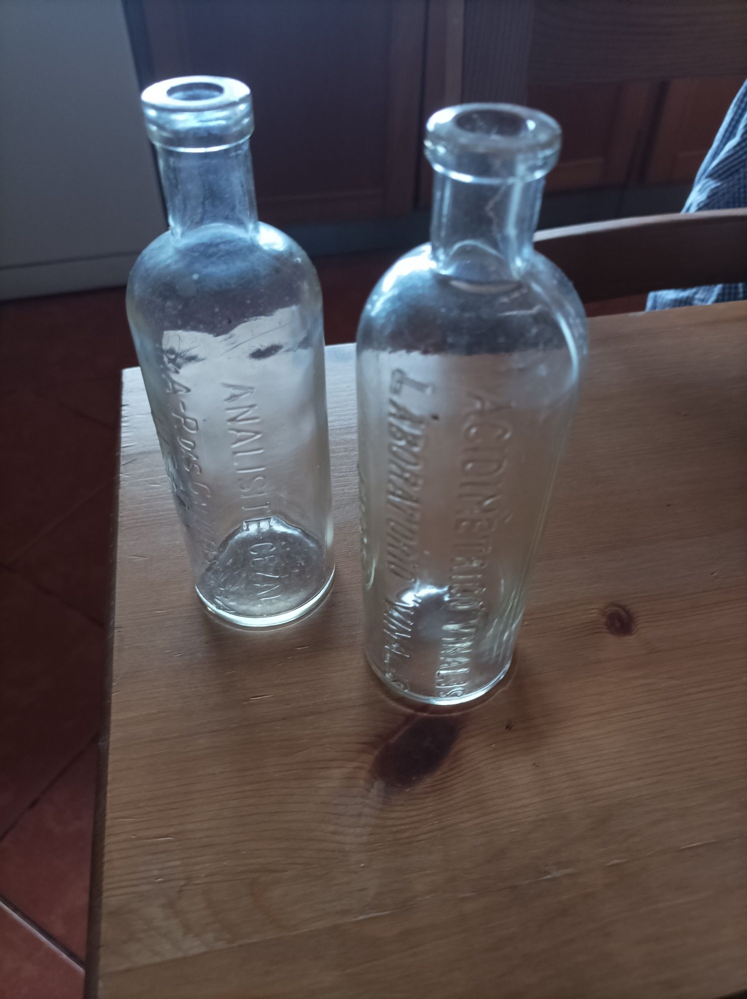 2 frascos antigos de laboratório