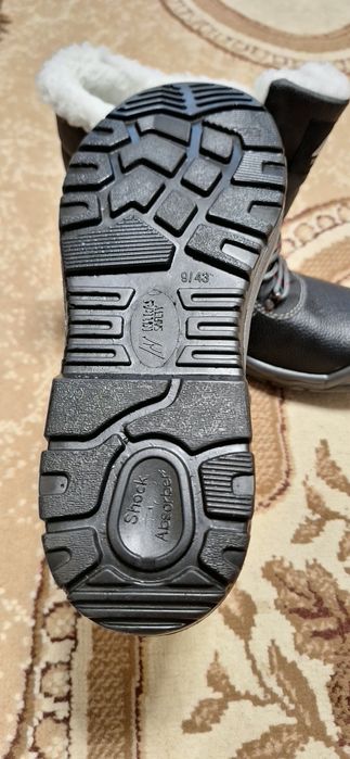 Продаю новые зимние  ботинки  спец обувь 43размер