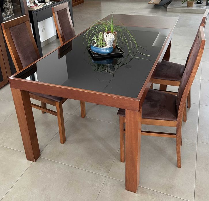 Mesa extensível madeira, tampo vidro preto, 4 cadeiras acolchoadas