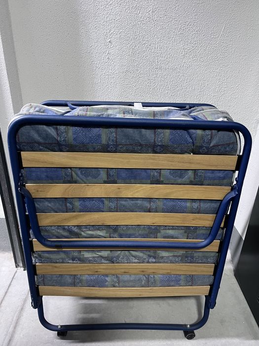 Łóżko polowe składane na kółkach