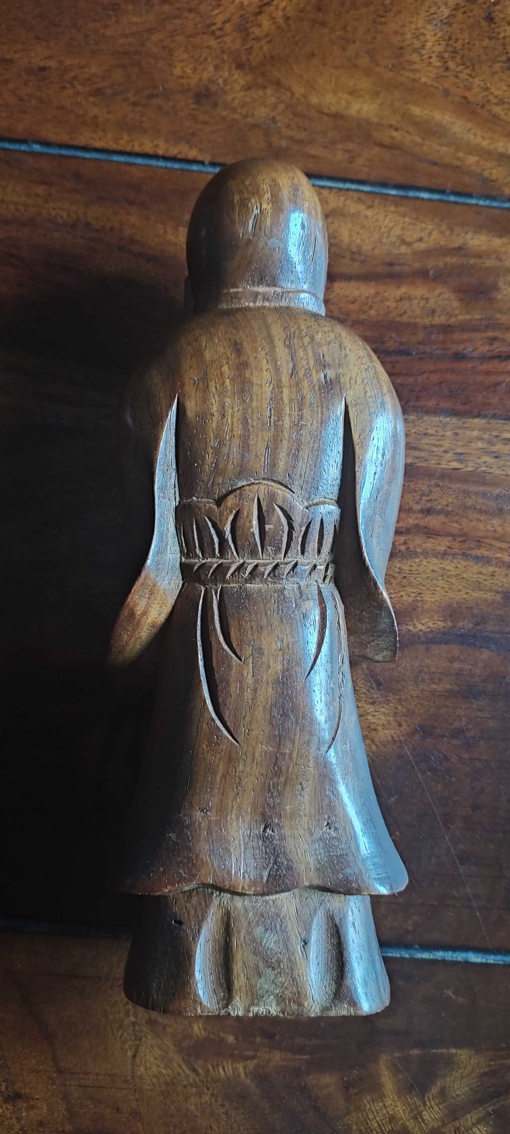 Kolonialna figurka z drewna egzotycznego