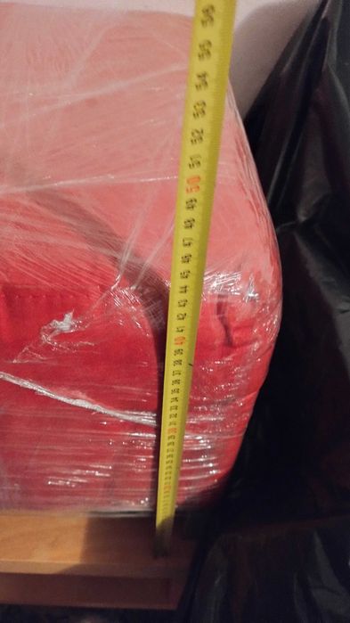 Pufa czerwona na nóżkach w bardzo dobrym stanie.