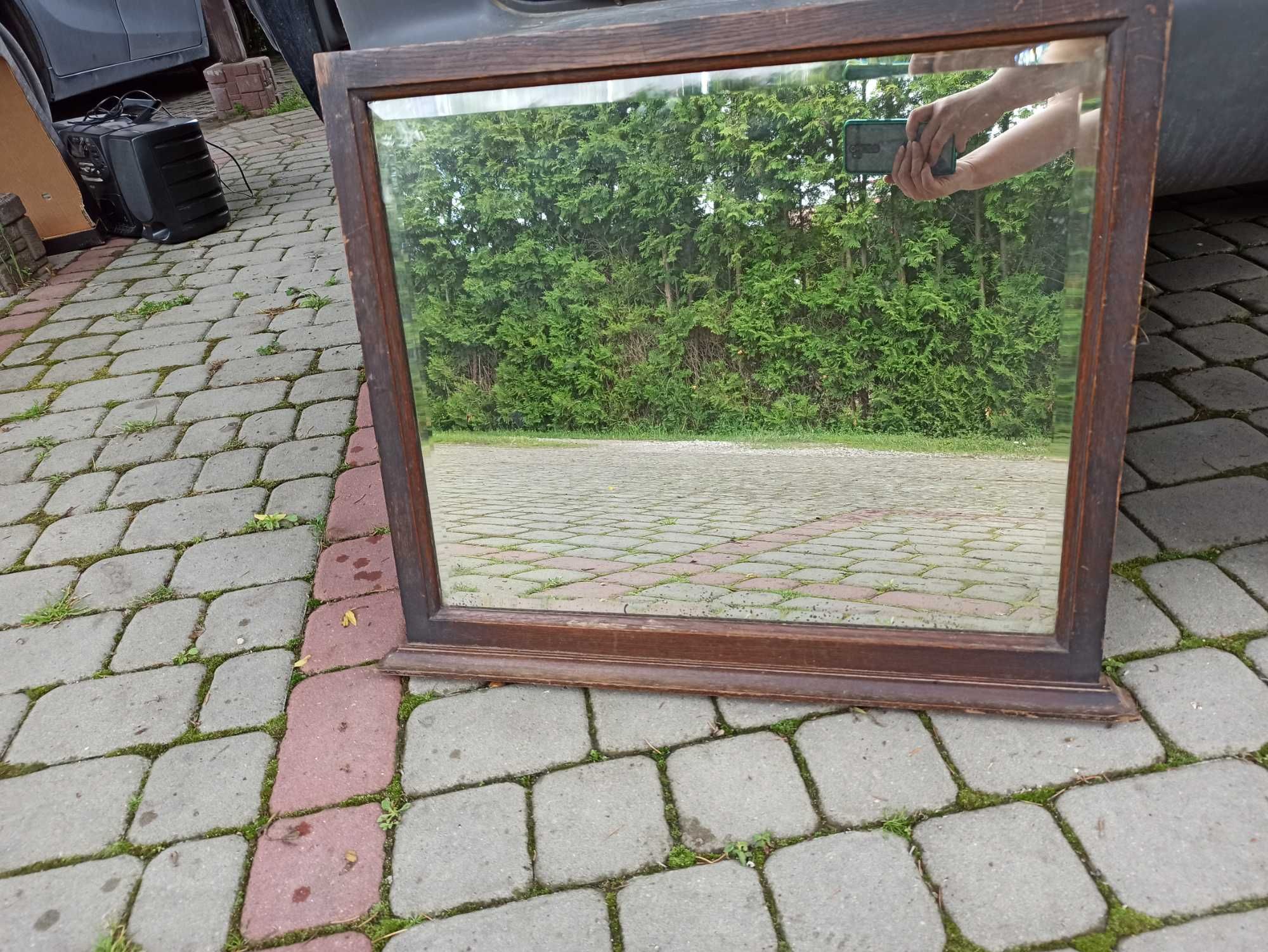 Stare przedwojenne lustro w drewnianej ramie
