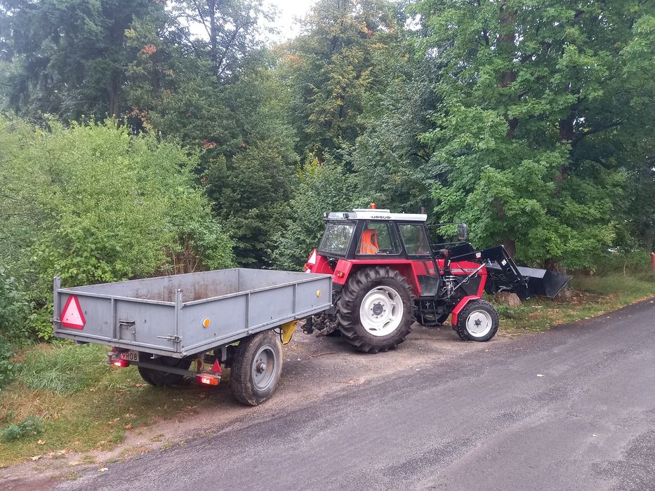 Przyczepa rolnicza zarejestrowana z wywrotem.