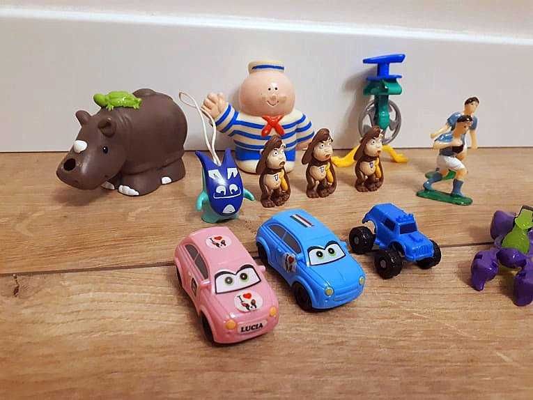 Figurki nosorożec auto samochodzik Danone małpka piłkarze