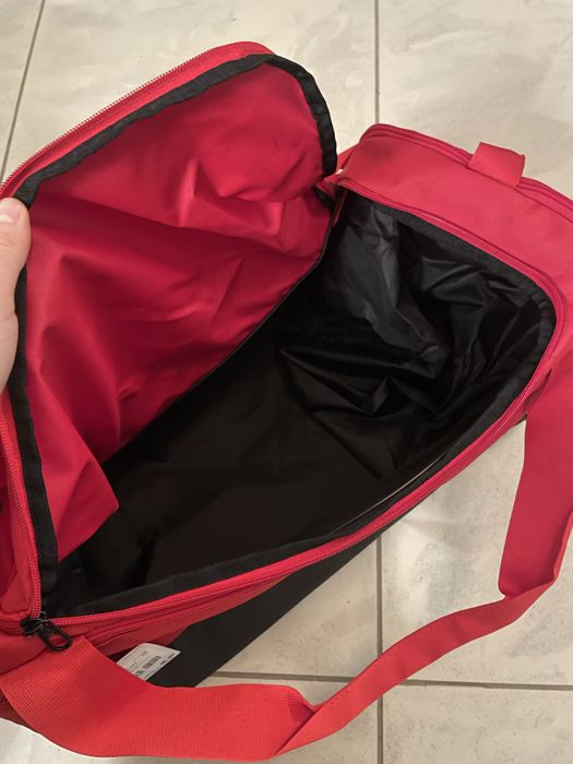 Czerwona torba sportowa Nike 41l