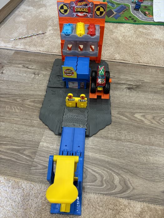 Hot Wheels Monster Trucks Posto de gasolina, pista de carros