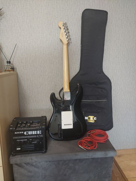 Продам электрогитару Squier bullet strat by fender, чехол, комбик Rola