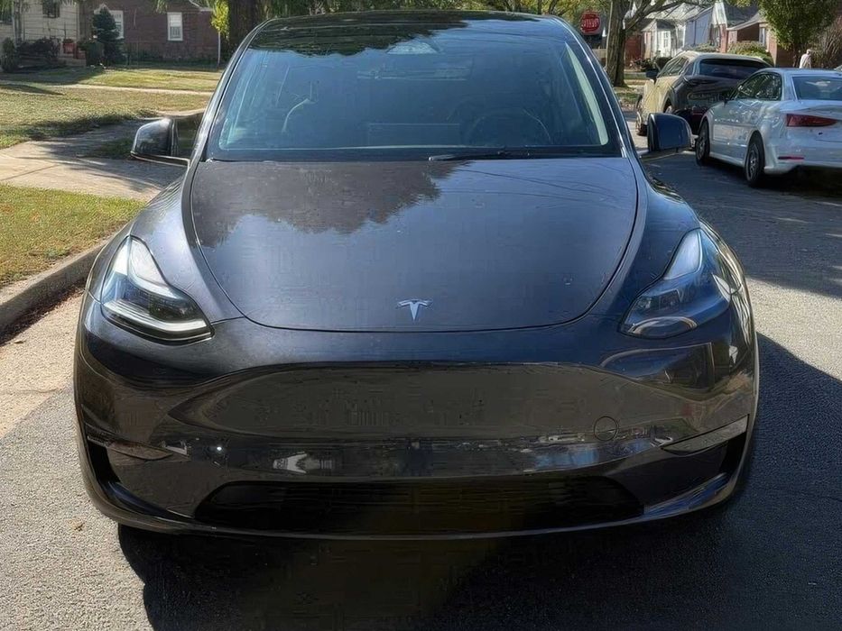 Tesla Model Y Long Range      2025