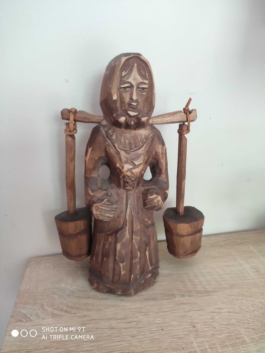 Stara kobieta niosąca wode