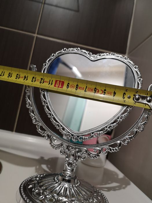 Lusterko w kolorze srebrnym