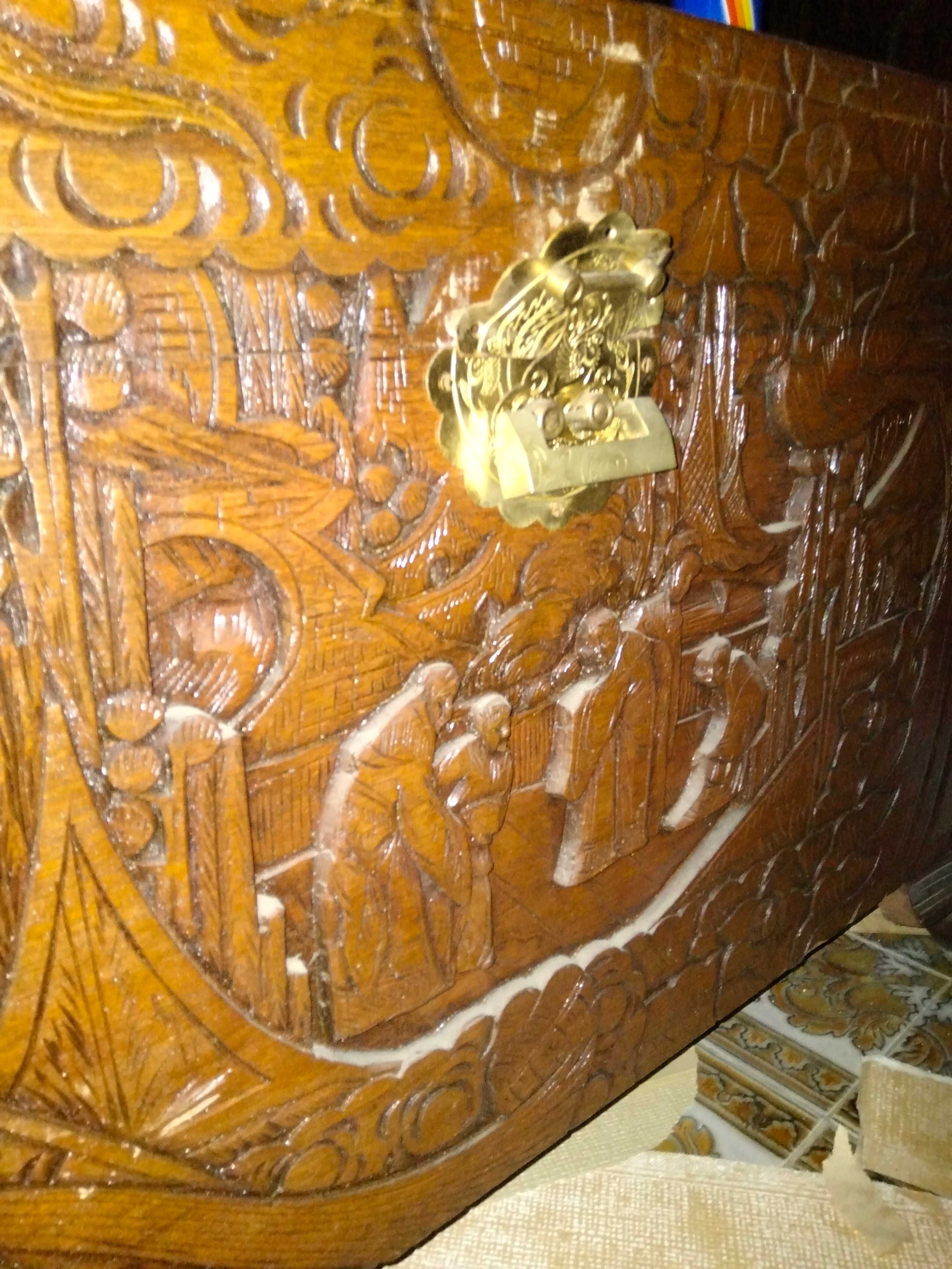 Arca antiga em madeira