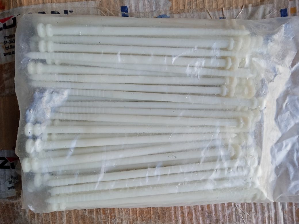 Plastikowe kołki do styropianu