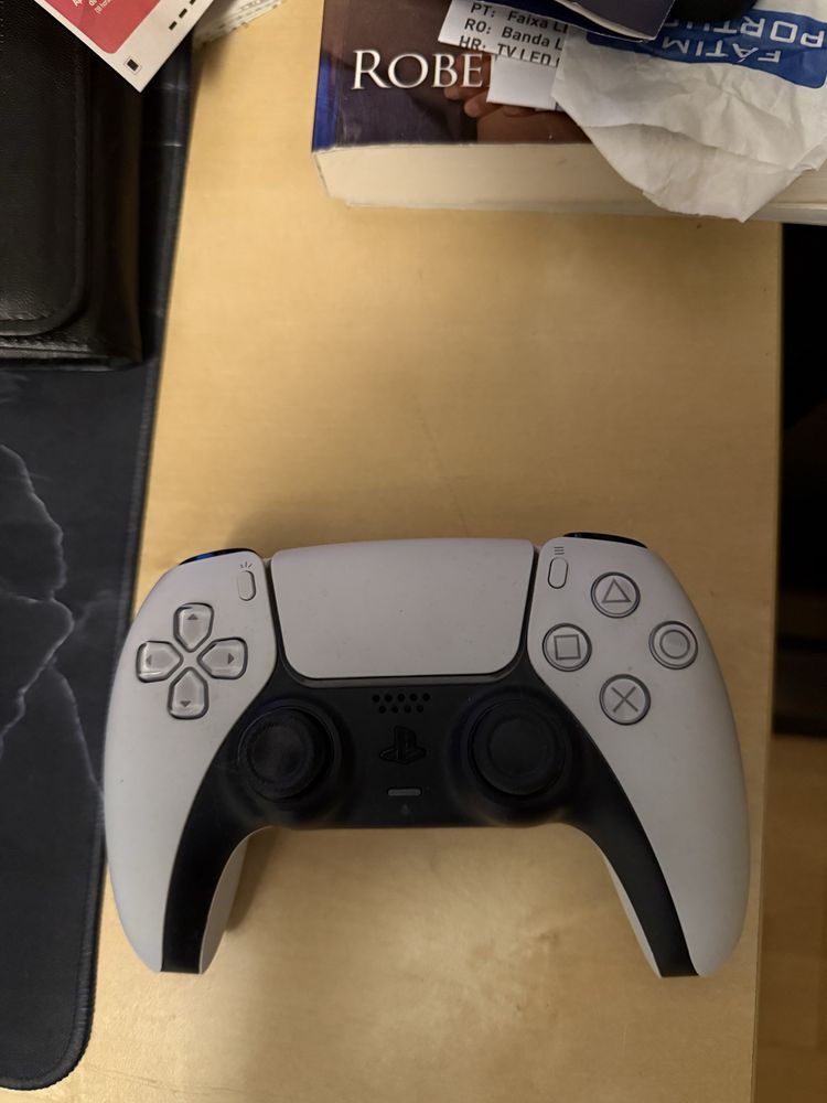 Vendo ps5 com 2 comandos e 3 jogos e ums conta psn com 2 jogos